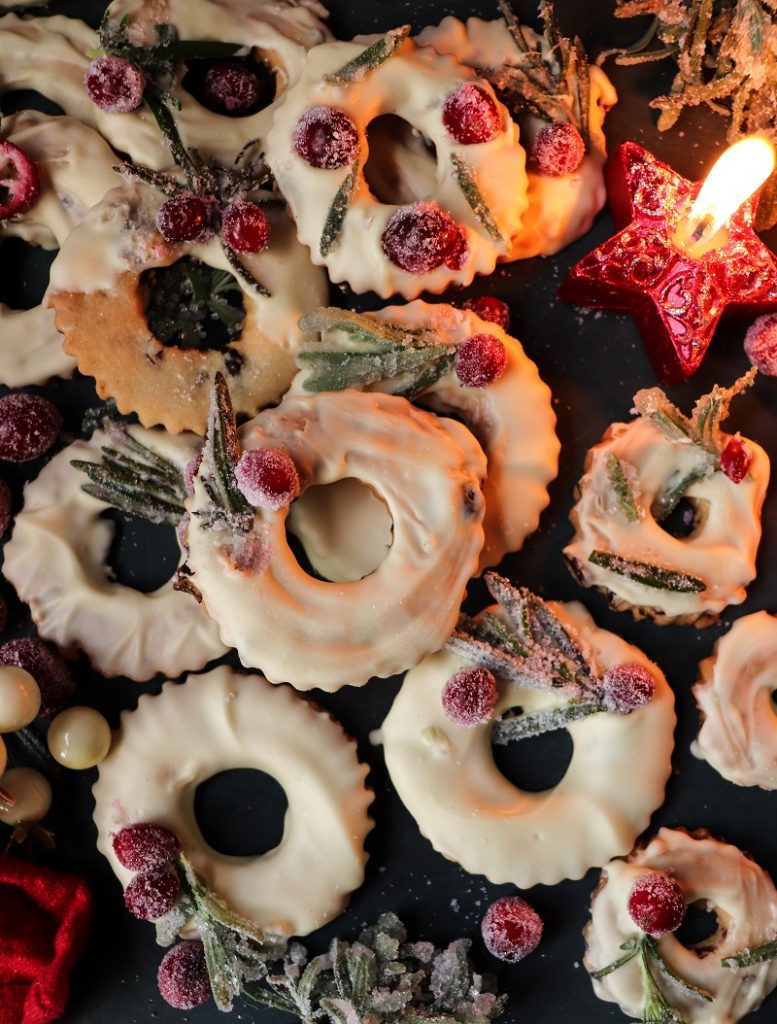 Cranberry Rosemary Christmas Shortbread Wreath Cookies — buttery shortbread decorated with white chocolate drizzle, sugared cranberries, and rosemary sprigs for a festive holiday presentation.