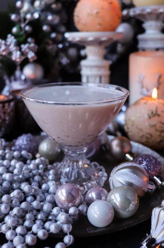 <strong>Creamy White Christmas Cocktail with Vanilla</strong>
