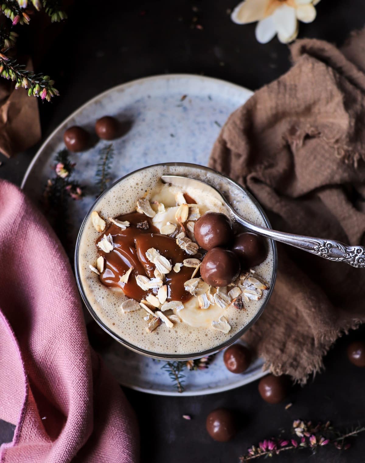 chia pudding with banana, dulce de leche and toasted oats