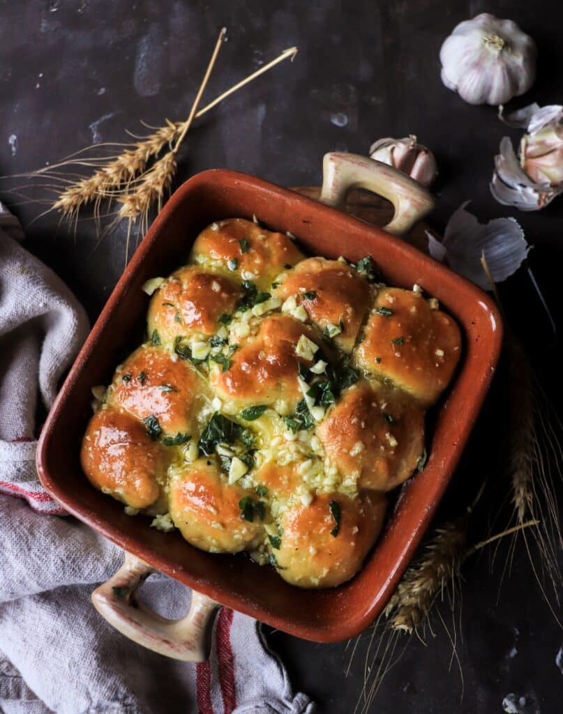 Pampushky (Ukrainian Garlic Bread)