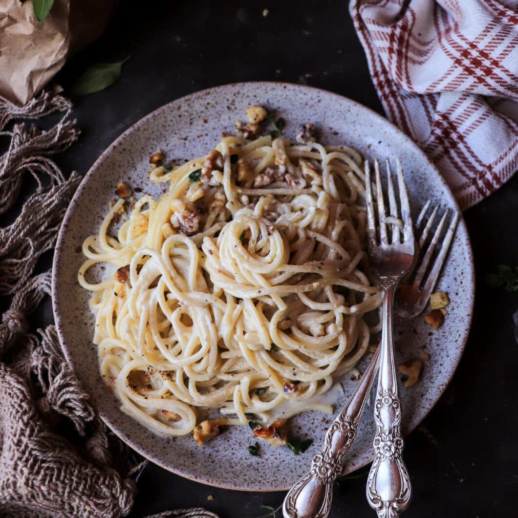 Spaghetti with Gorgonzola and Walnuts