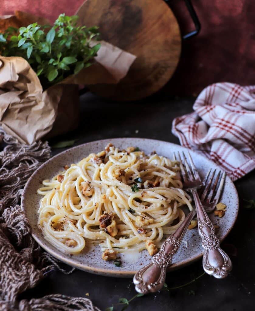 Spaghetti with Gorgonzola and Walnuts