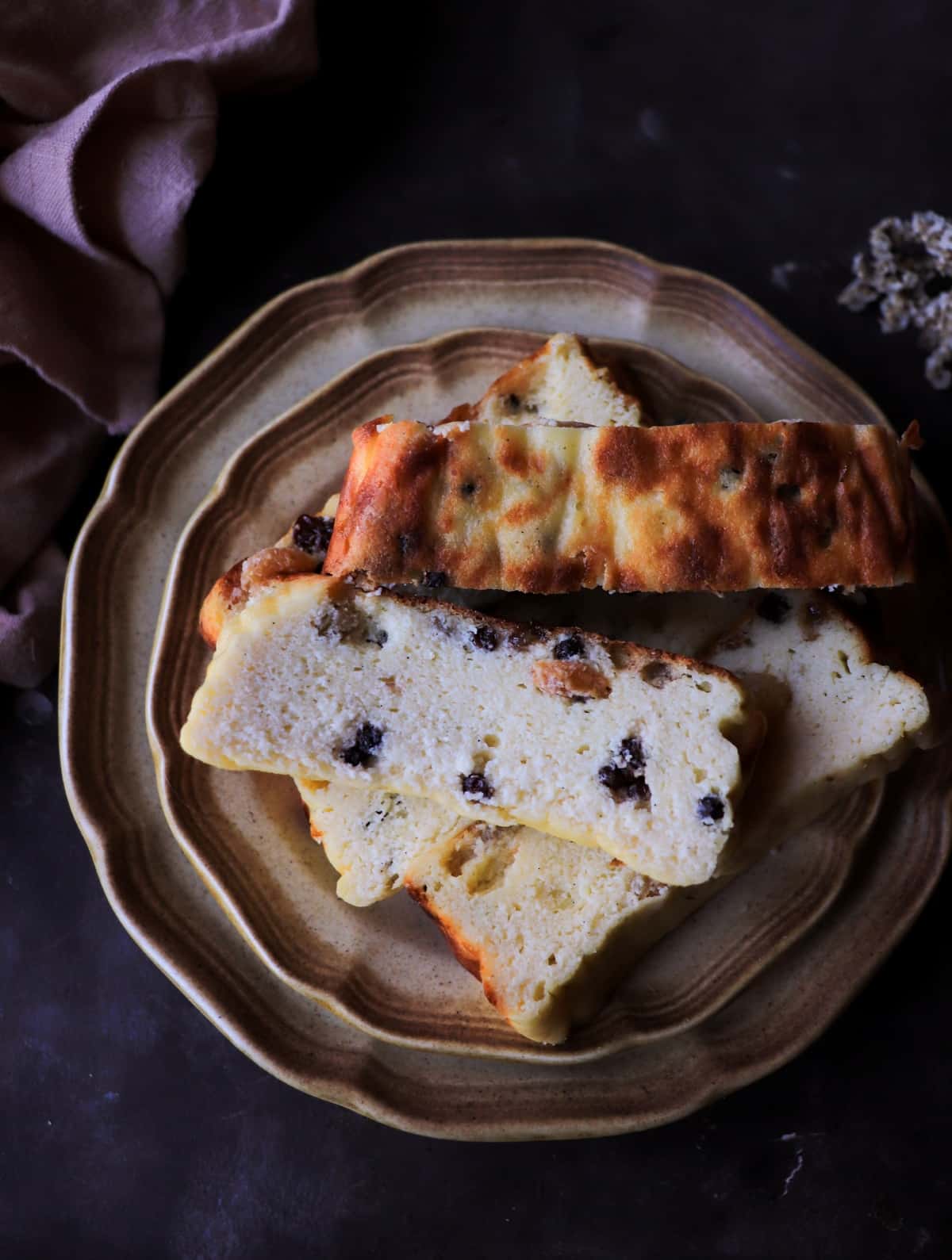 sweet cottage cheese bake crumb with raisins and currants (zapekanka)