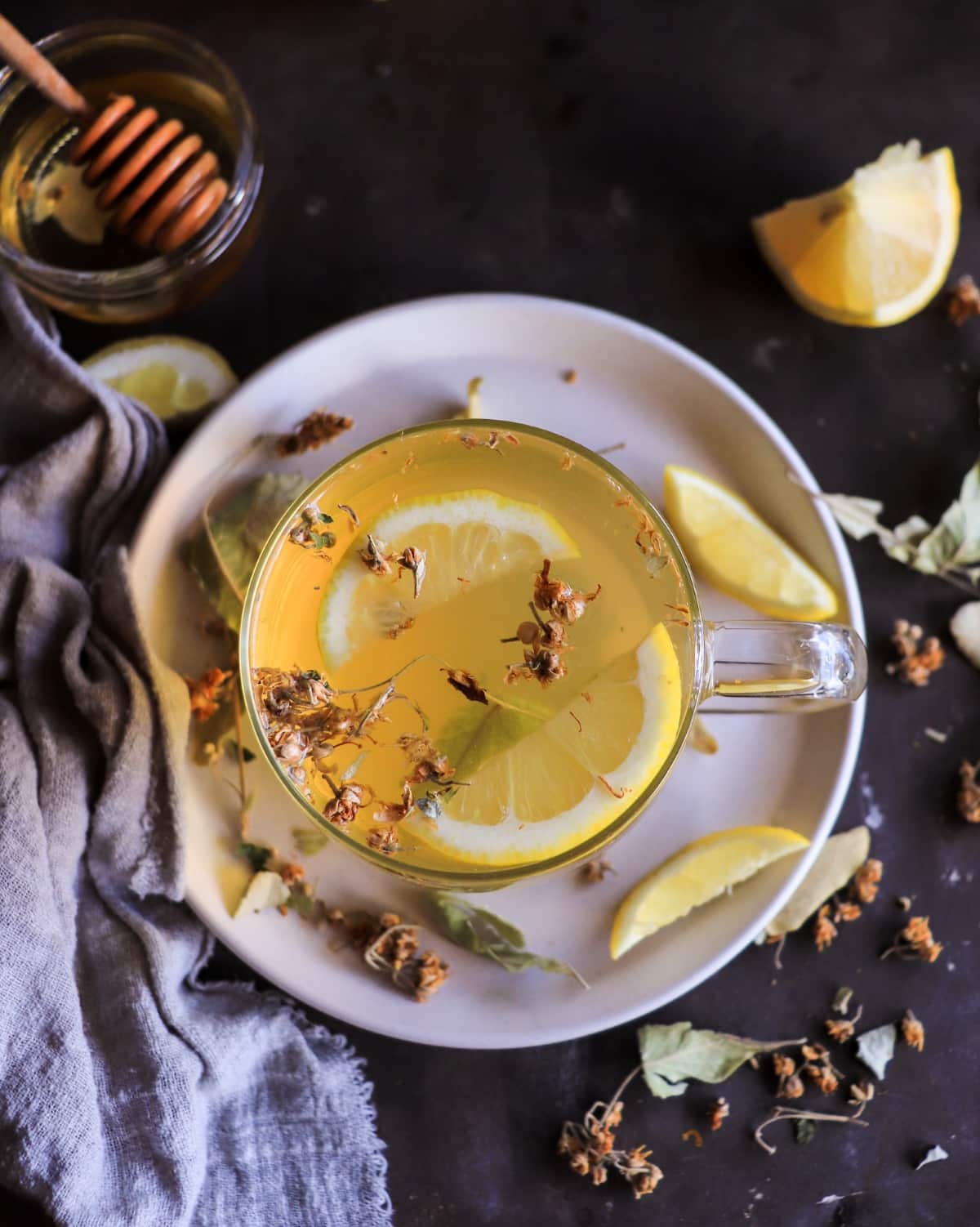 How to brew linden tea with lemon slices and dried linden blossoms