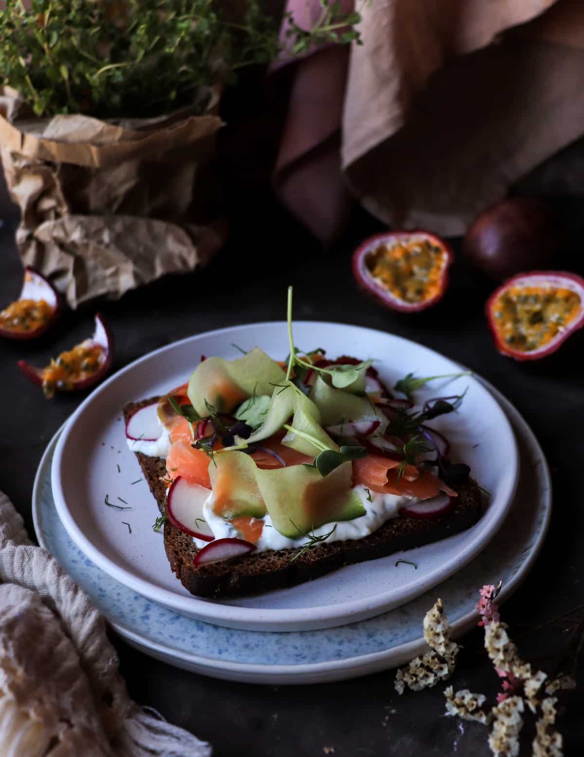 How to assemble a Nordic-style open sandwich with smoked salmon and passion fruit