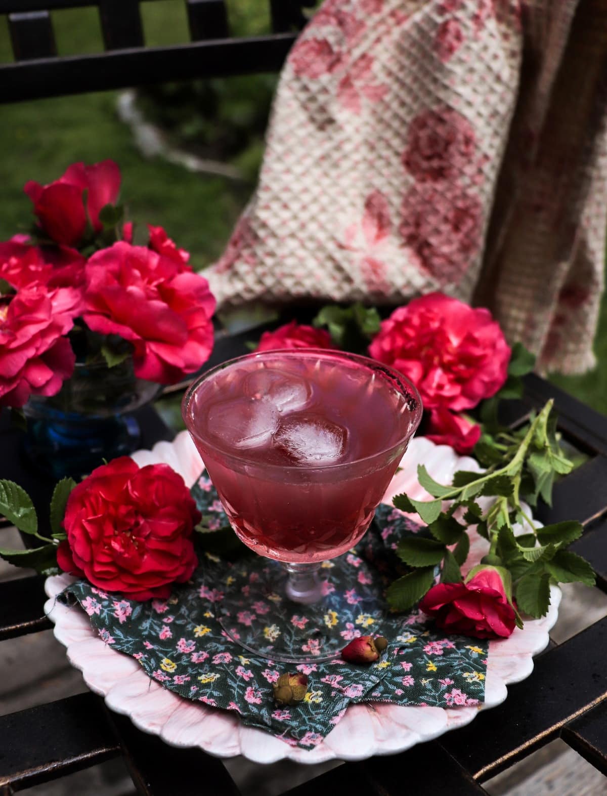 rose gin Daisy cocktail with orange liqueur and Empress 1908 gin