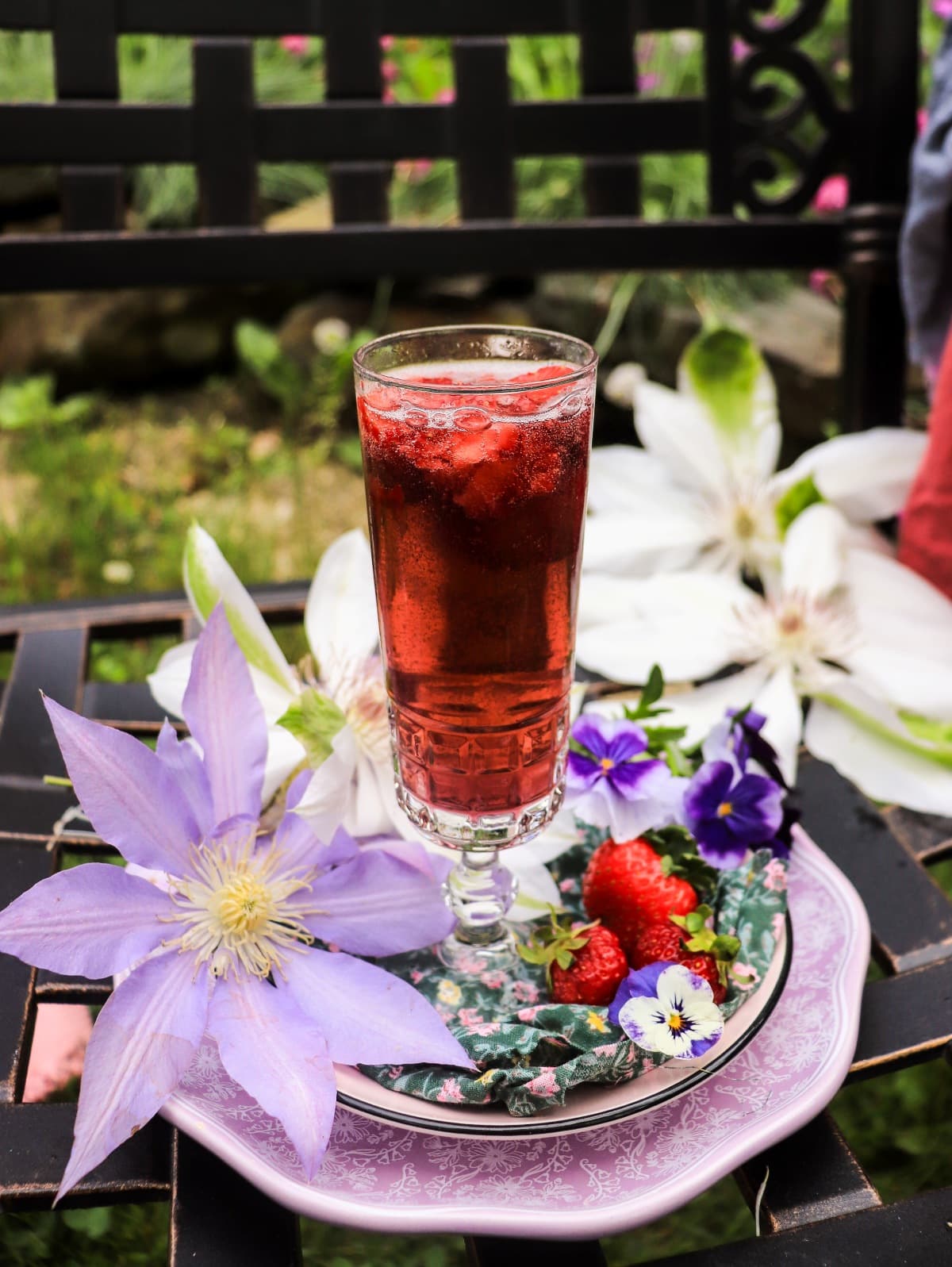 Strawberry French 75 recipe with fresh strawberries and sparkling wine