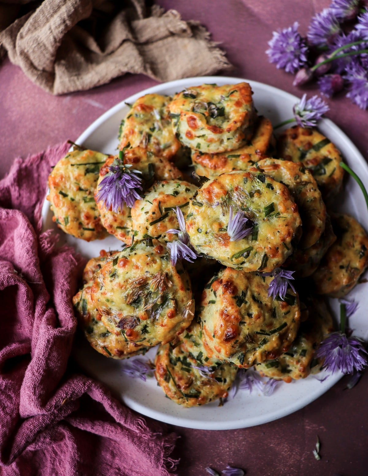 Savoury cheese cookies with fresh chives