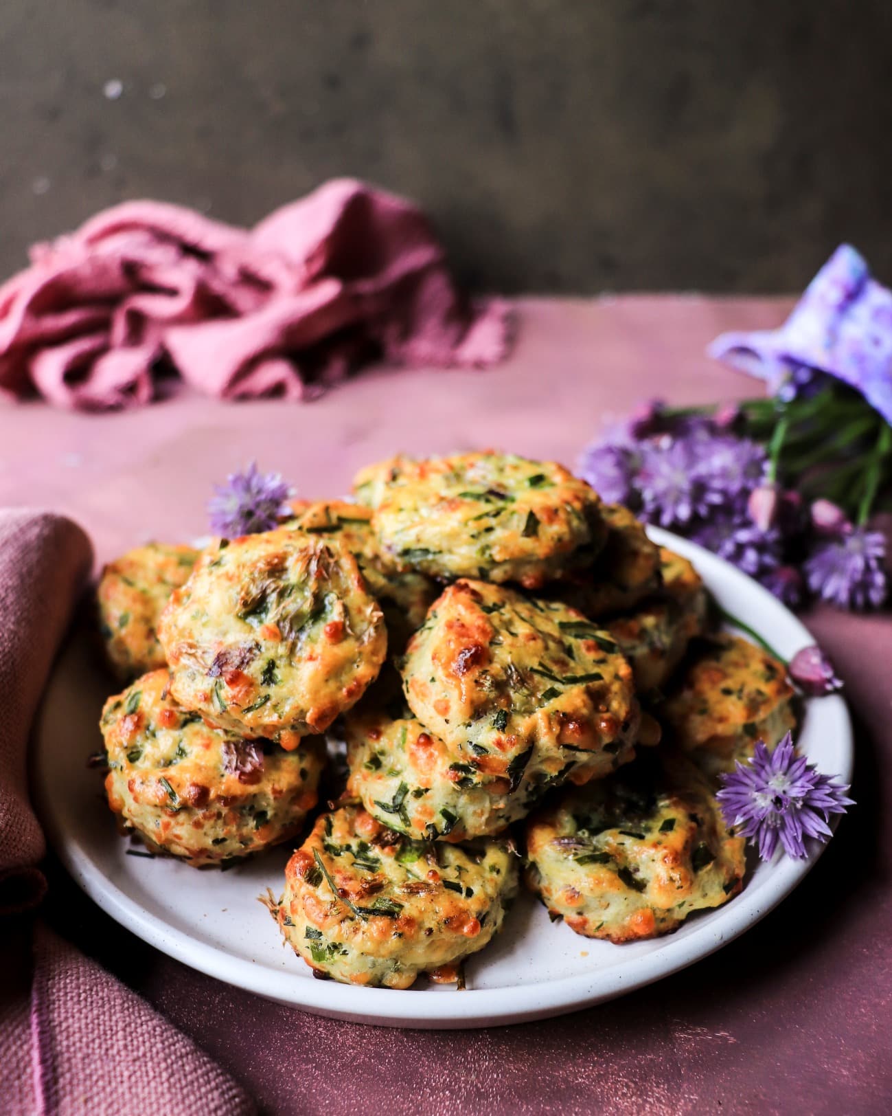 Savoury cheese cookies with fresh chives