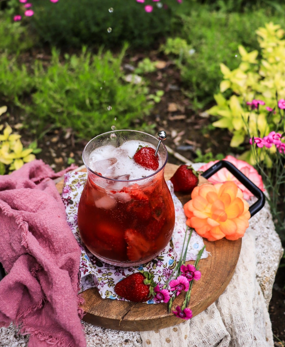 Strawberry prosecco cocktail with strawberries