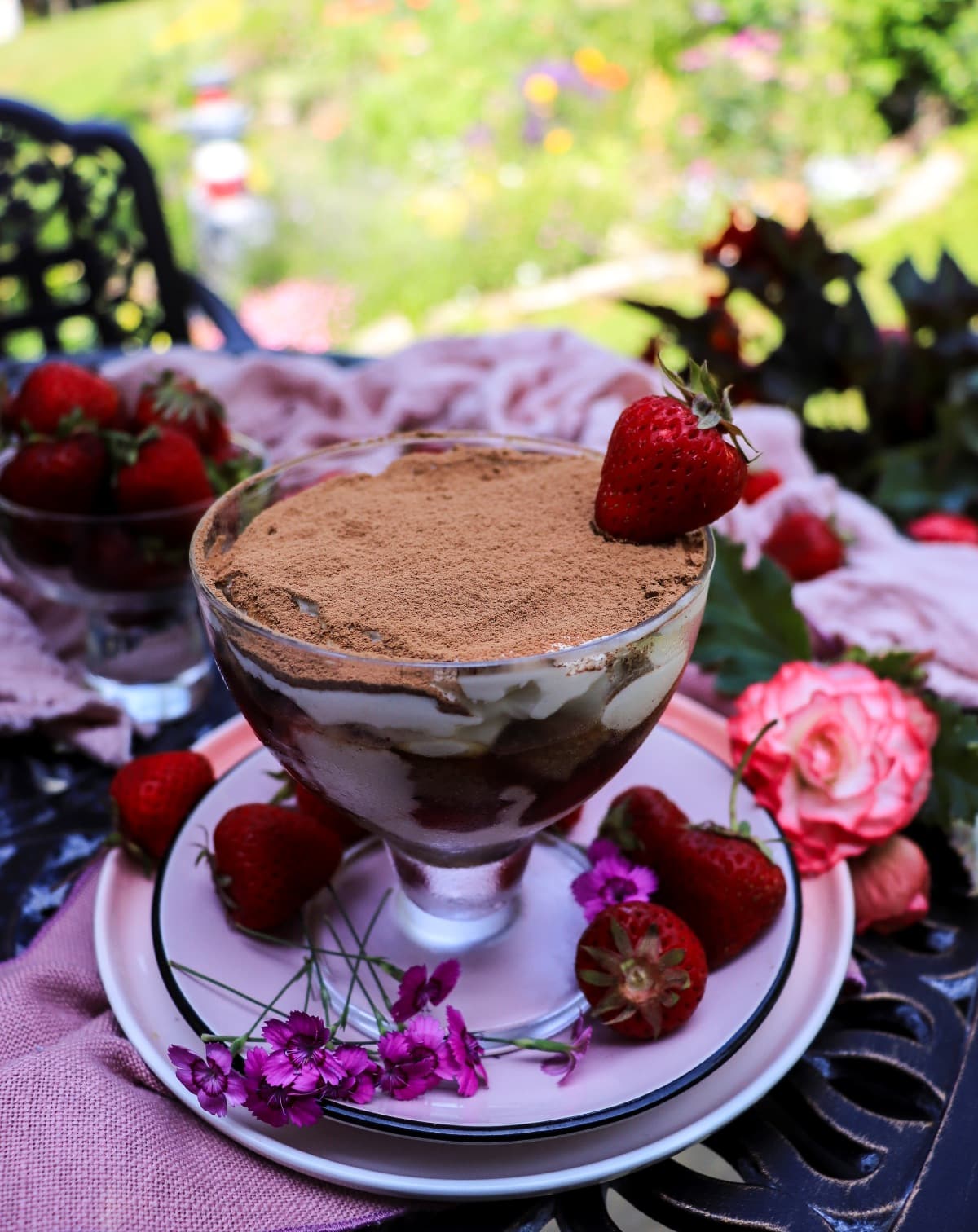 Individual strawberry tiramisu with amaretto - Easy No-Egg Recipe