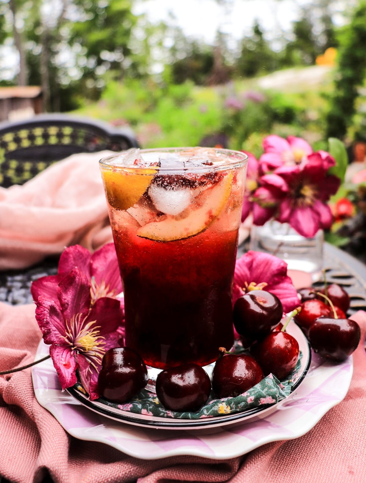 sparkling cherry amaretto cocktail with amaretto (fizz)