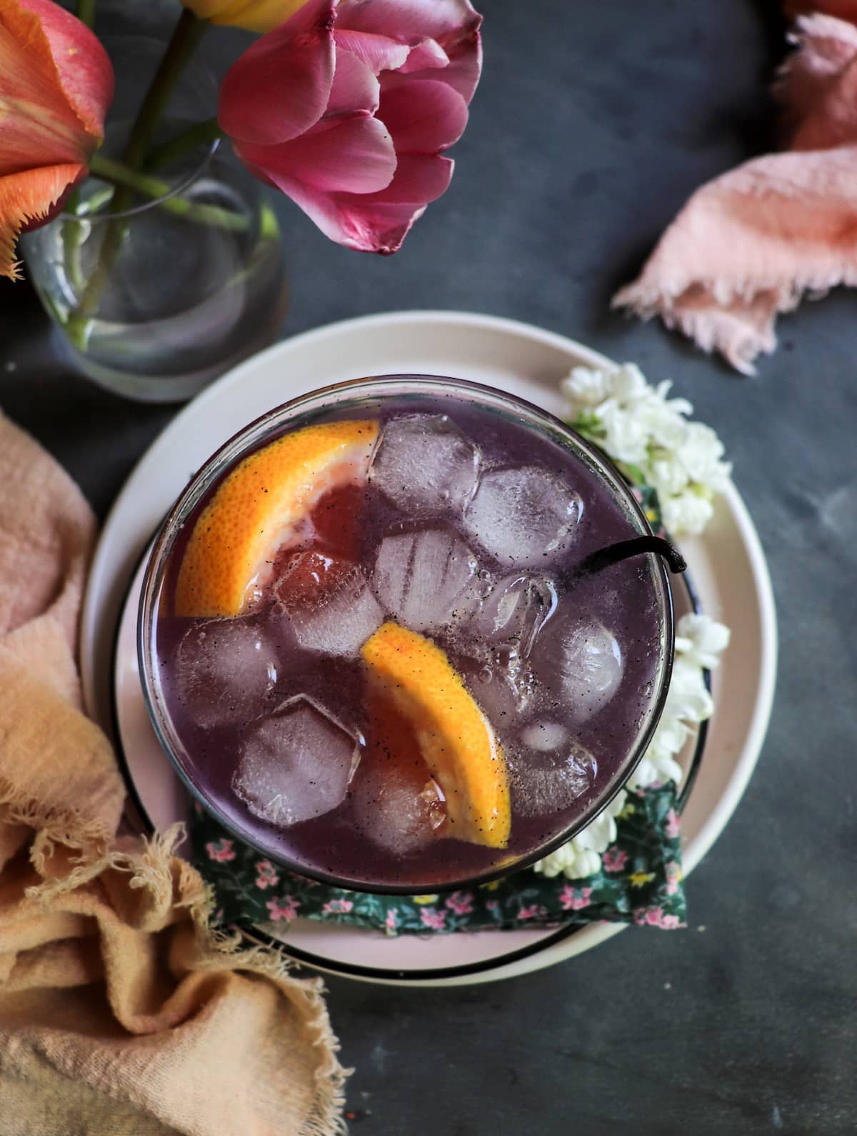 Grapefruit Empress 1908 gin cocktail with fresh grapefruit