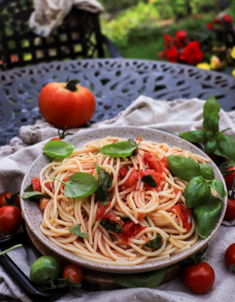 Spaghetti with No-Cook Fresh Tomato Sauce