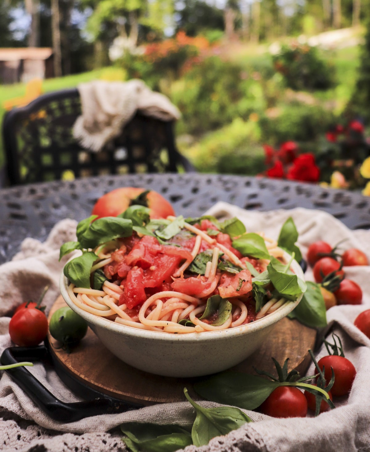 no-cook tomato spaghetti recipe with fresh basil