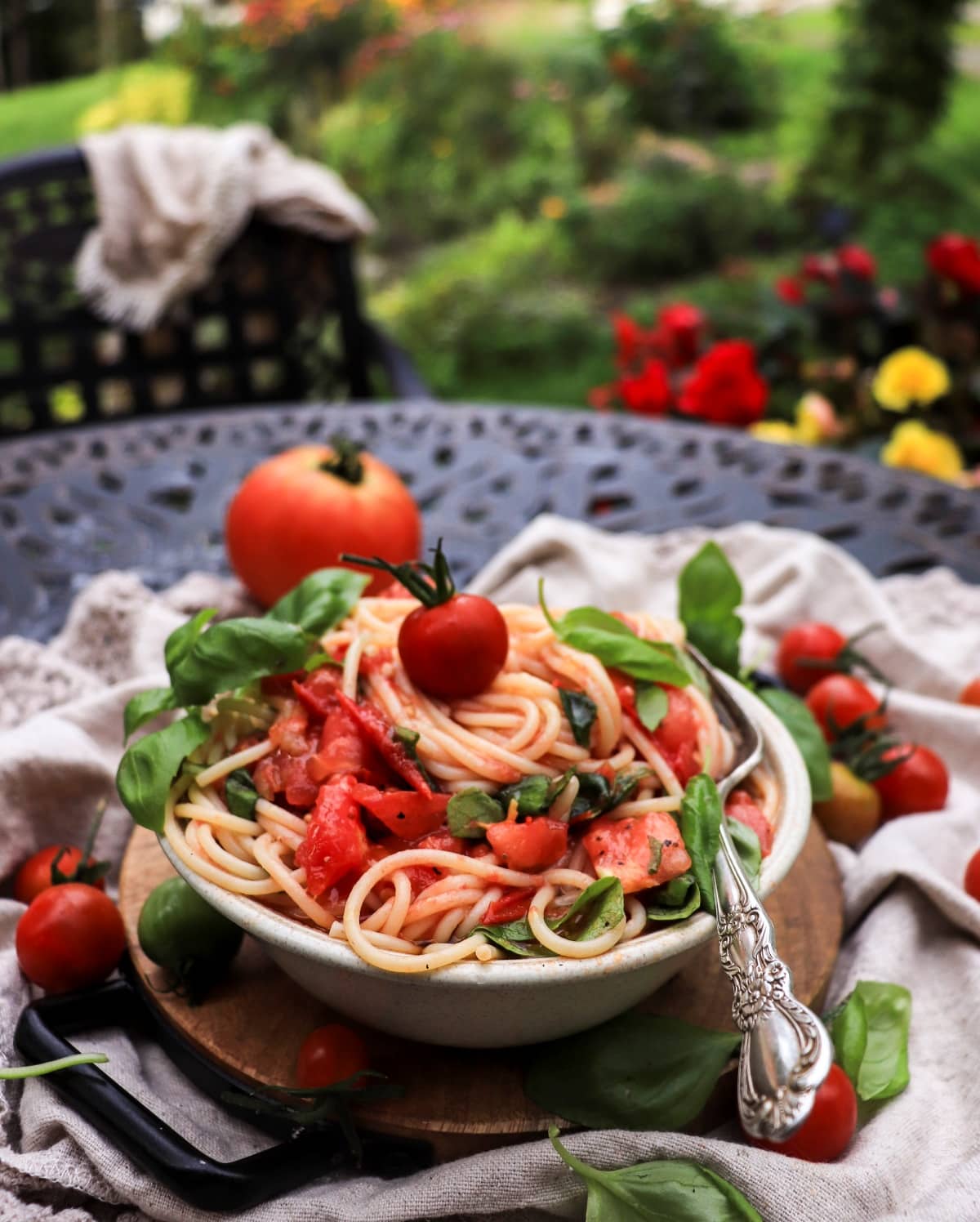 spaghetti with fresh tomatoes, basil, and olive oil