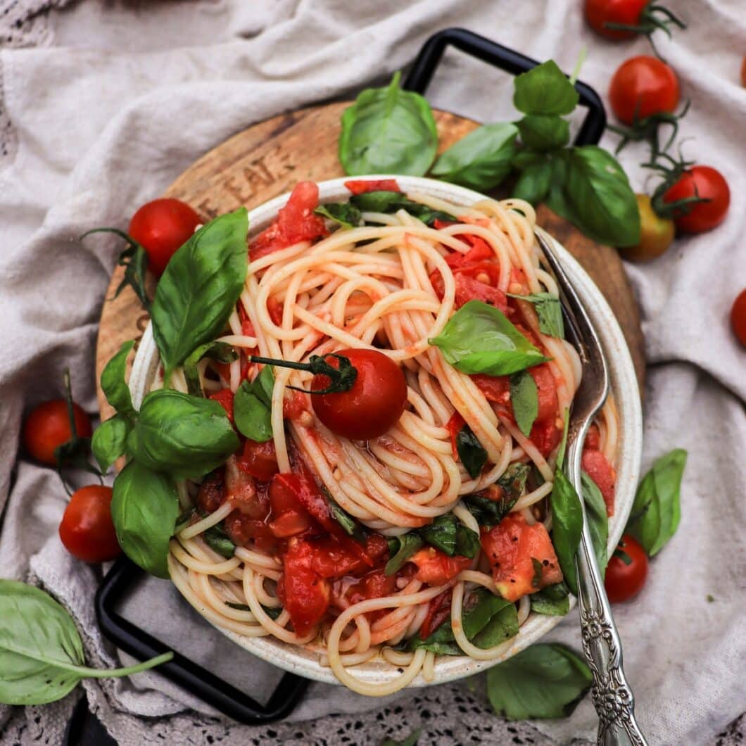 Spaghetti with No-Cook Fresh Tomato Sauce