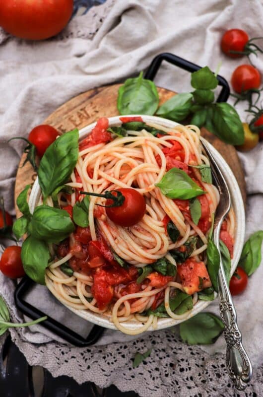 Spaghetti with No-Cook Fresh Tomato Sauce