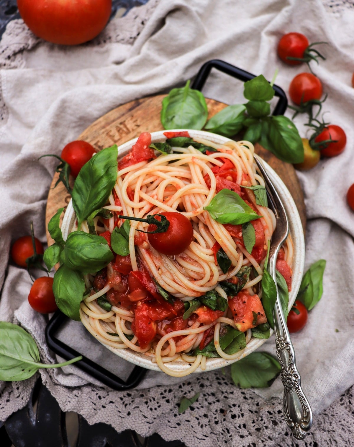 spaghetti with no-cook fresh tomato sauce and basil