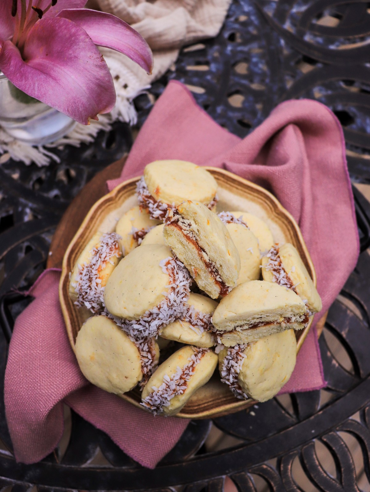 cornstarch cookies with dulce de leche