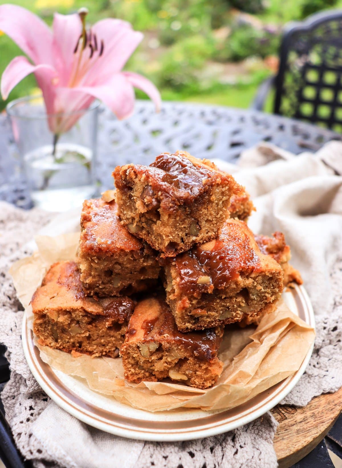 caramel squares with dulce de leche and walnuts